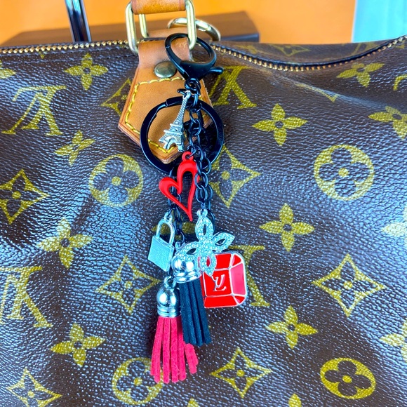 Hand Crafted Accessories - ⒷⒶⒼ ⒸⒽⒶⓇⓂ︎ or ⓀⒺⓎⒸⒽⒶⒾⓃ 𝘏𝘢𝘯𝘥𝘮𝘢𝘥𝘦